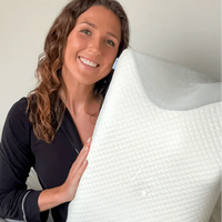 Persona felice con cuscino CalmAura